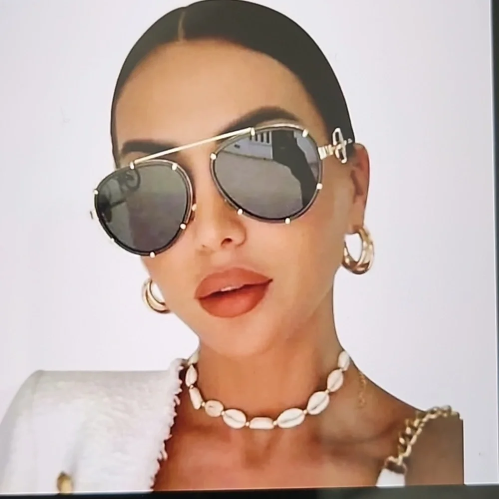 NWT Authentic Versace Sunglasses Black/Gold.brand new never used ❤️.